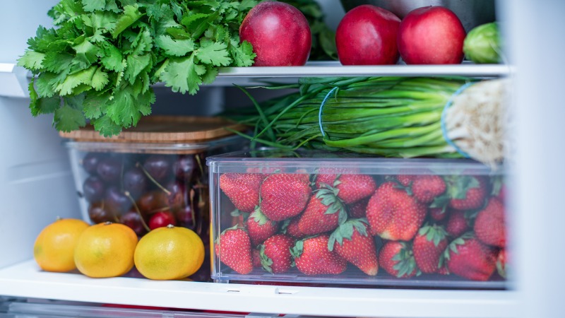 Des aliments dans un frigo